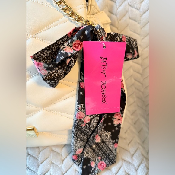 NWT! Betsey Johnson White Quilted Shoulder Bag - Picture 2 of 11